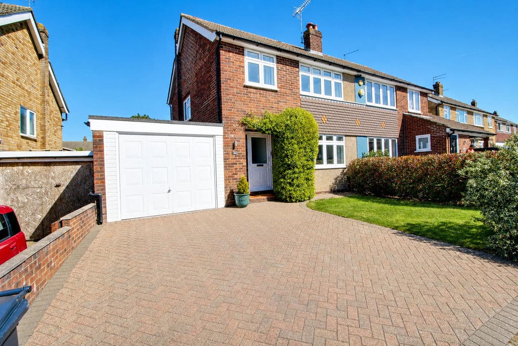 Pembroke Drive, Goffs Oak — main photo